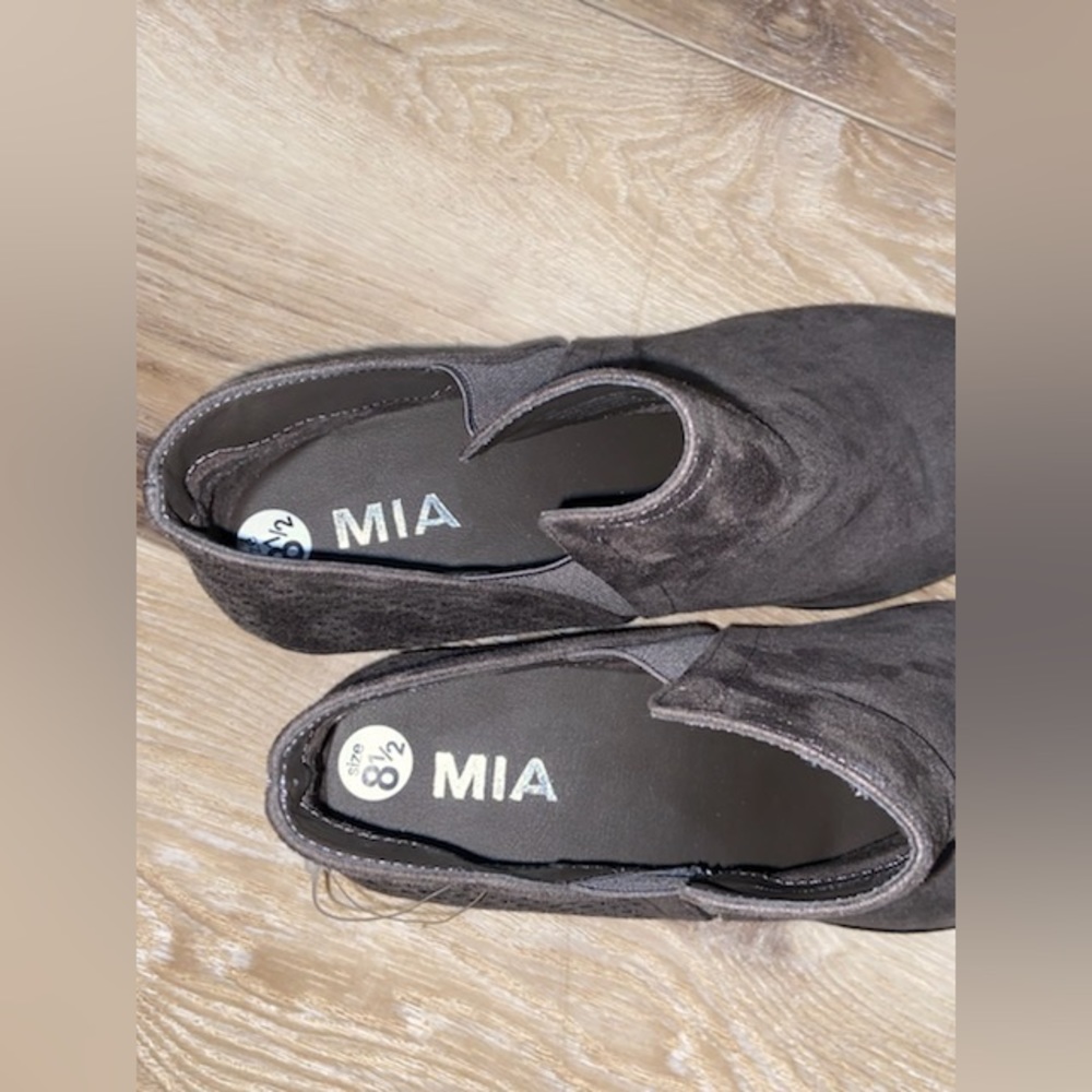 NWOT MIA grey ankle boot with small flaw - Picture 5 of 8